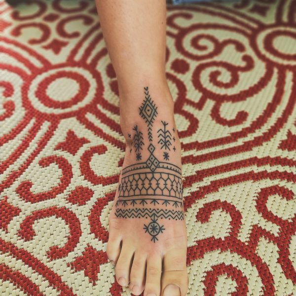 Tatuaggio di ispirazione berbera e kalinga