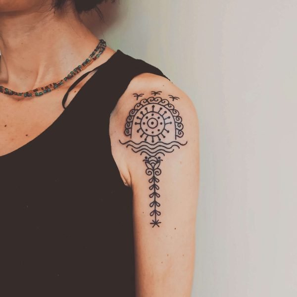 Tatuaggio ornamentale di ispirazione esotica