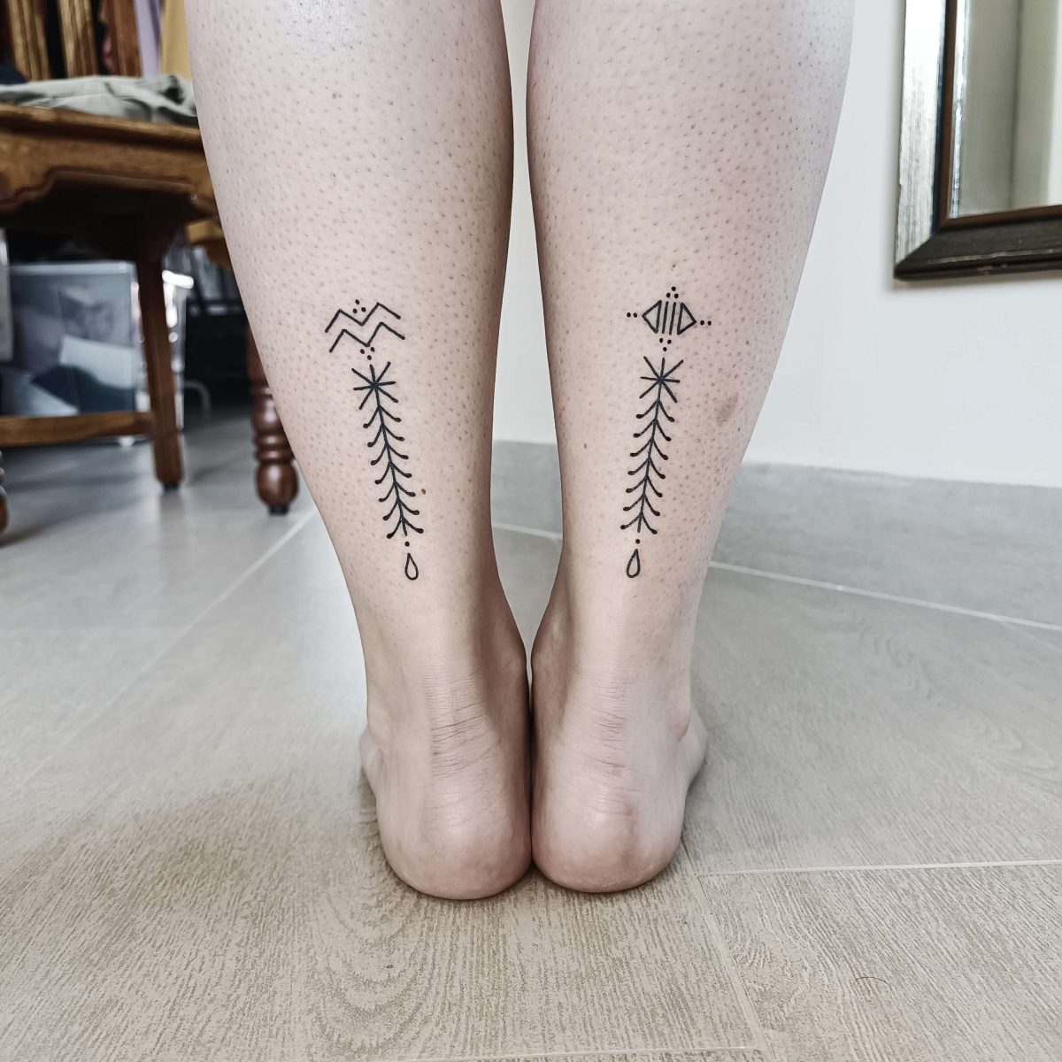 Tatuaggio doppio di ispirazione berbera che racchiude vari simboli: il granaio, la mosca, la lacrima, eseguito a macchinetta