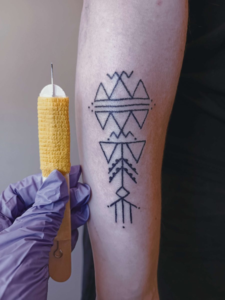 Tatuaggio berbero, composizione di 3 simboli, la mano, la barca e l'ulivo, eseguito con tecnica handpoke