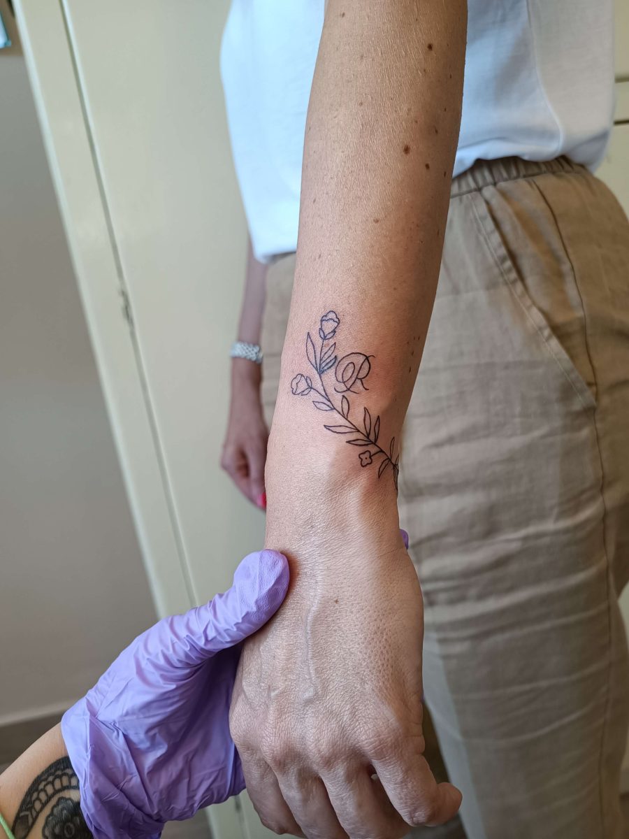 Bracciale floreale con iniziale, eseguiti a macchinetta