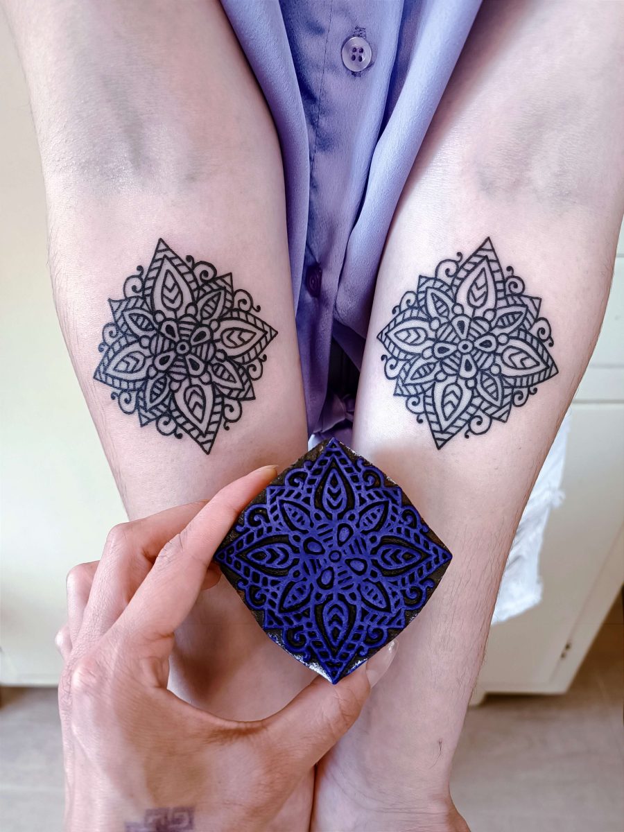 Doppio tattoo, eseguito a macchinetta con timbro indiano