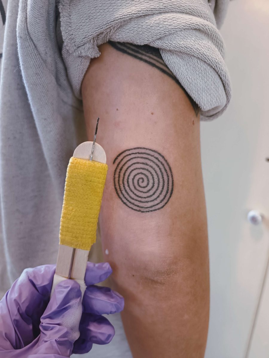 Tatuaggio di spirale eseguito con tecnica manuale