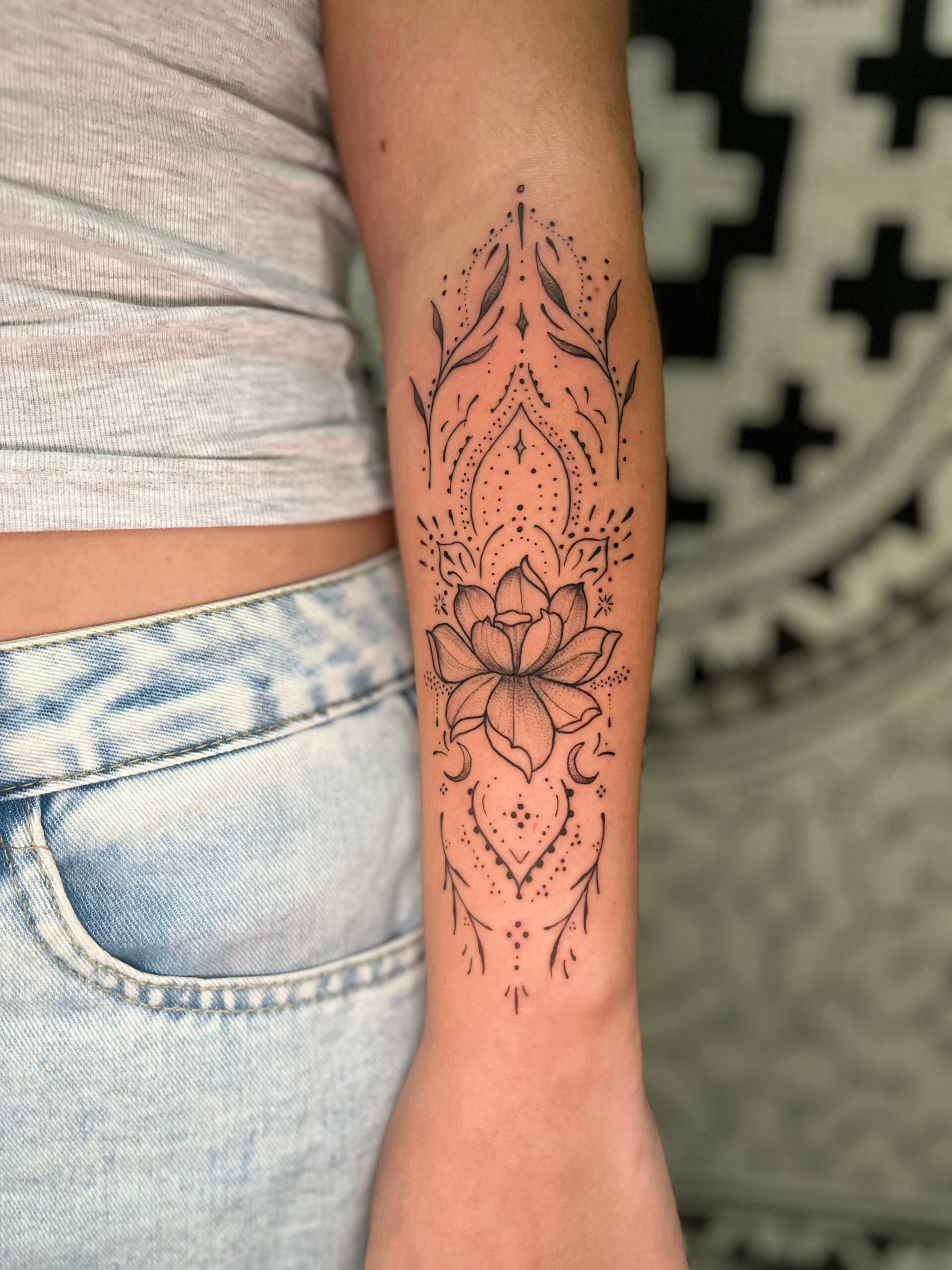 tatuaggio ornamentale con linea sottile, personalizzato